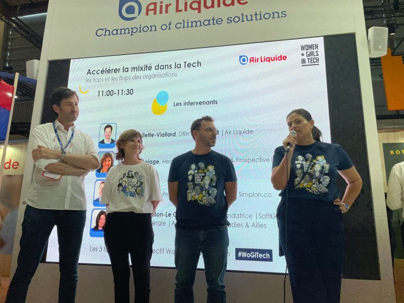 Julien Valette Viallard (Air Liquide), Sandrine Delage (BNP Paribas), Frédéric Bardeau (Simplon.co) et Solenne Bocquillon-Le Goaziou (Digital Ladies & Allies) sur scène lors de VivaTech 2023.